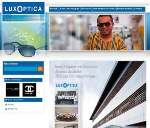 Portail pour présenter la société Luxoptica qui est une société dans l'optique.
